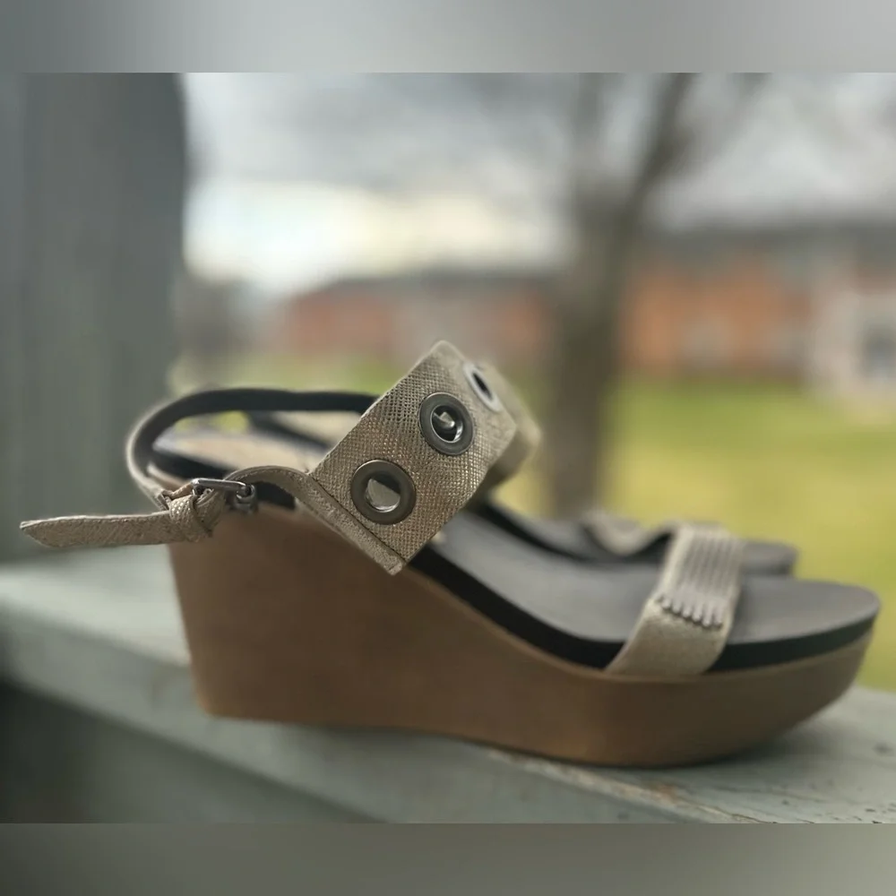 DONALD PLINER 8 Elevated Modern Jerri Leather Platform Wedge Sandal Gold Pewter